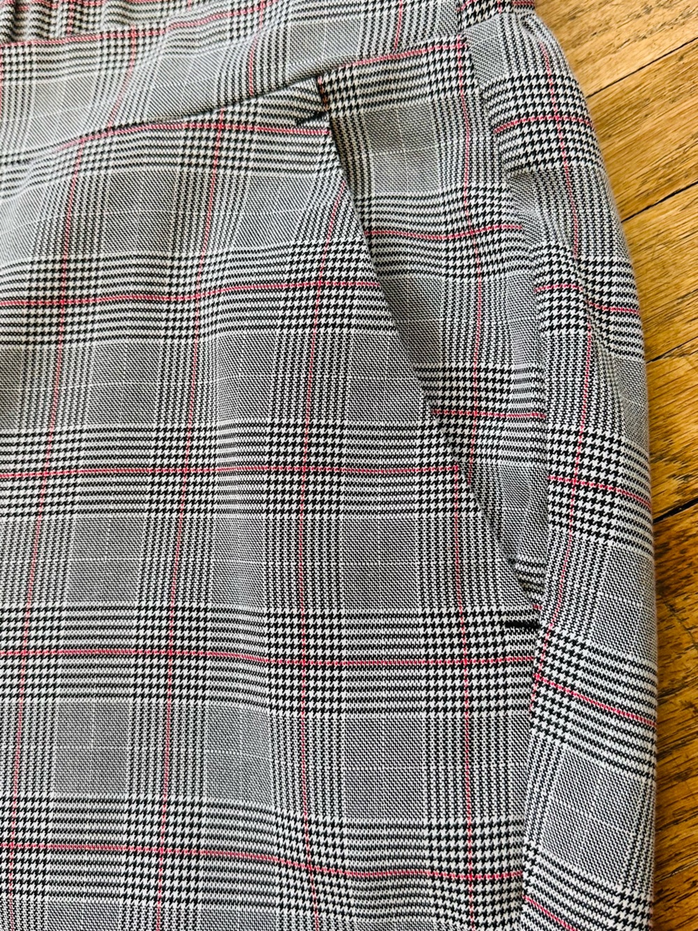 Pre Owned Old Navy Cropped Plaid Ankle Pants with Gray with Red Accent - Picture 4 of 12